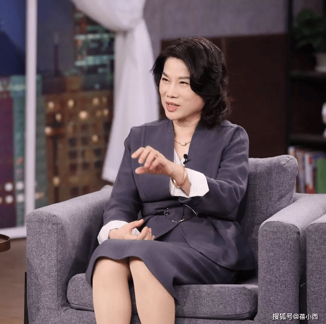 工装裤|董明珠越老越有时尚感,把衬衫当做外套来穿,再配白色内搭超减龄