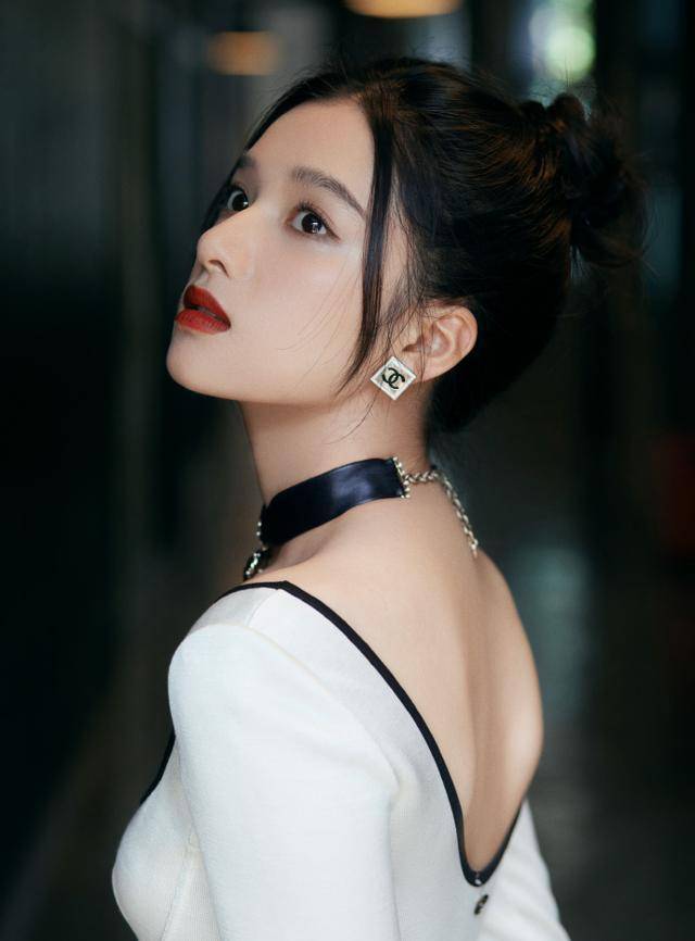 芭蕾|现在的小花好敢穿,张婧仪芭蕾上衣配皮裙“上下失守”,腿真细