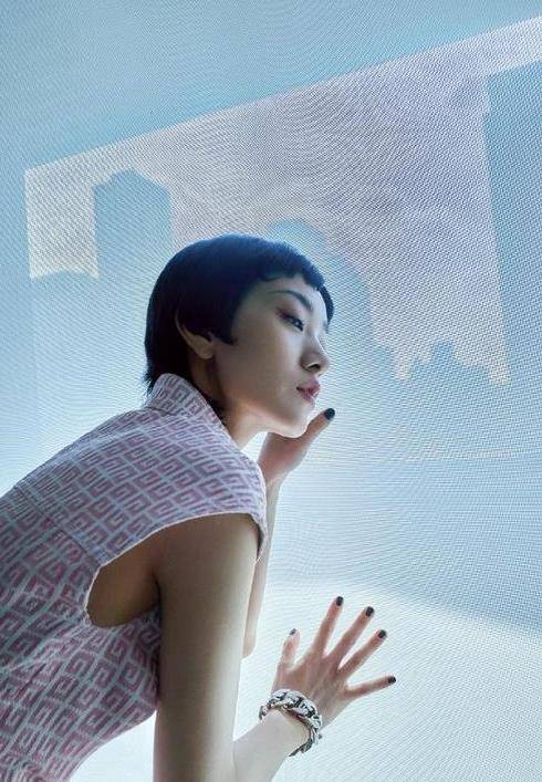 郭采洁|郭采洁的时尚感真好，穿粉裙腰间打褶秀蛮腰，配狗啃式短发真任性