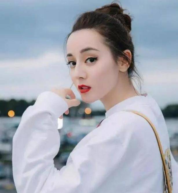 发型|迪丽热巴终于换发型了，将长发剪掉变“初恋短发”，时髦太高级？