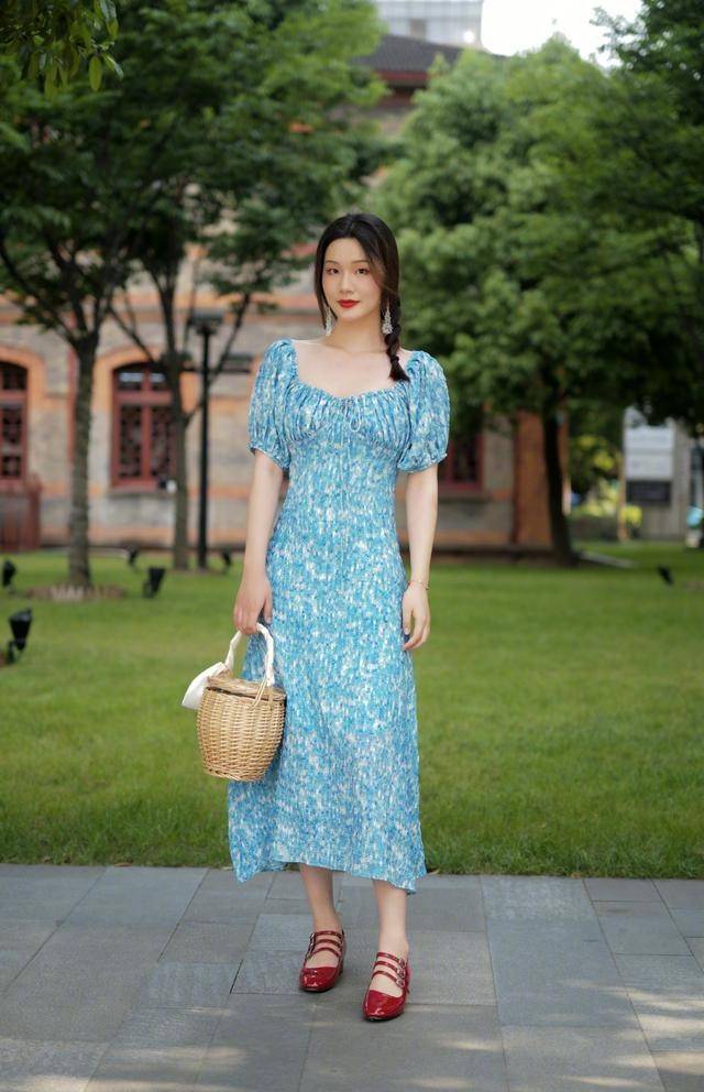 颜色|连衣裙推荐：8位小姐姐演绎花裙子不同穿法，换发型决定不同气质