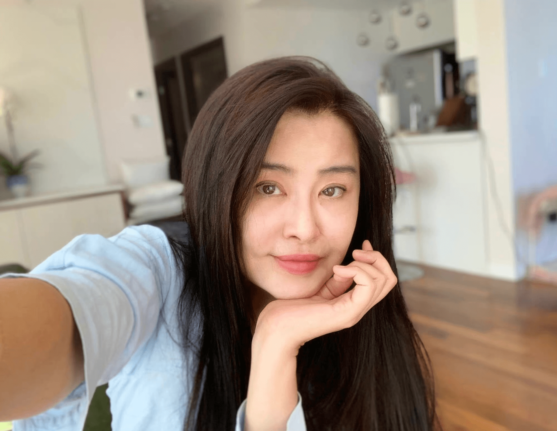 王祖贤晒素颜自拍54岁皮肤白皙发量茂密年轻穿搭经典不过时