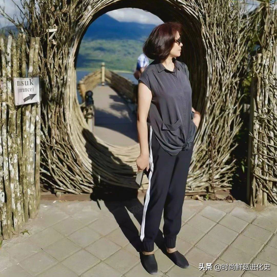 装饰性|这才是60岁女人流行的夏季打扮，掌握这4个穿衣法则，简约而优雅