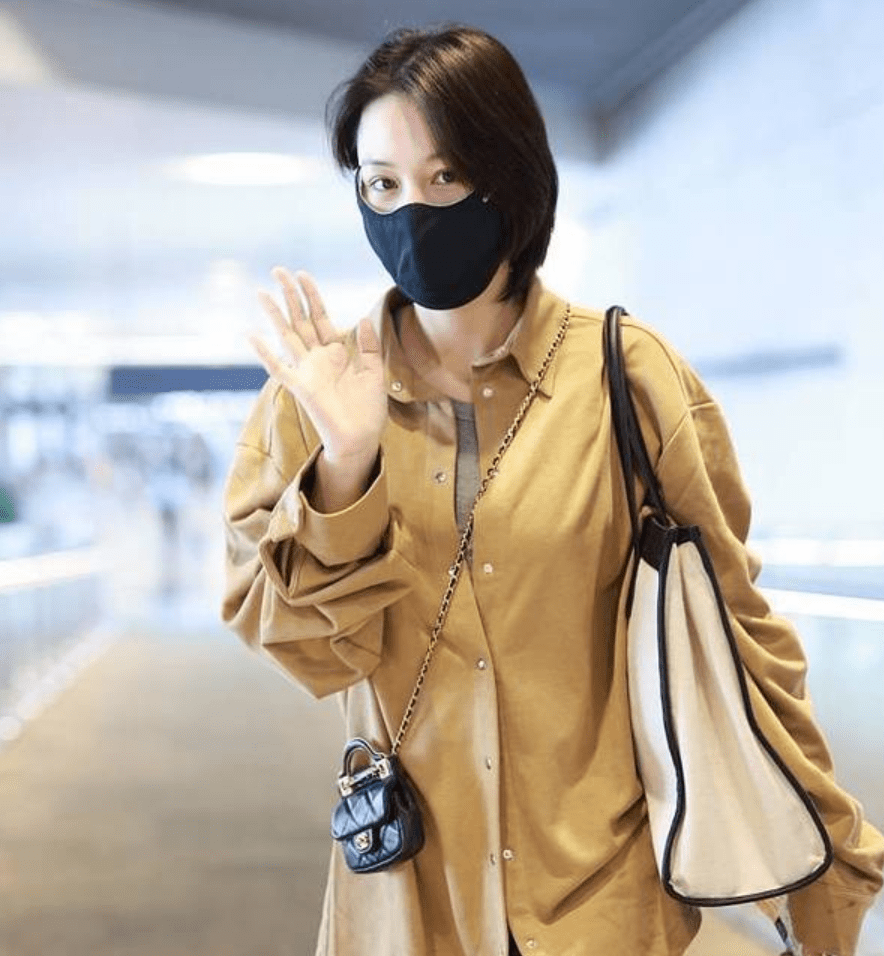 身材苗条|张馨予现身机场，穿超短裤秀白嫩细腿，身材苗条不似孩子妈