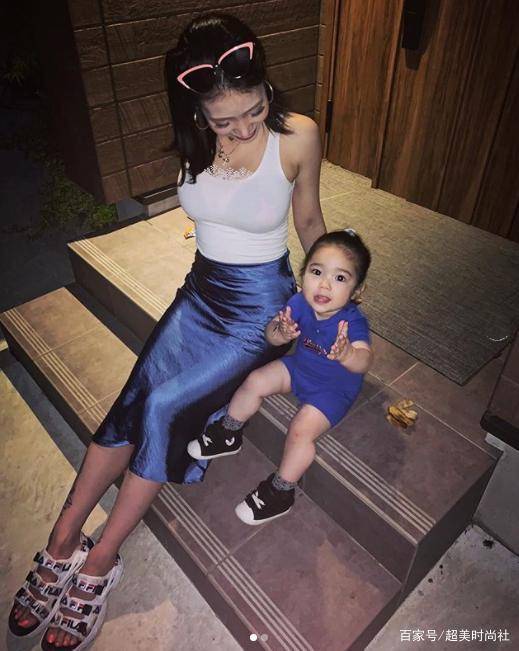 因为|日本辣妈带娃不耽误秀身材!爱穿短裤吊带裙,却被喷“不知羞耻”