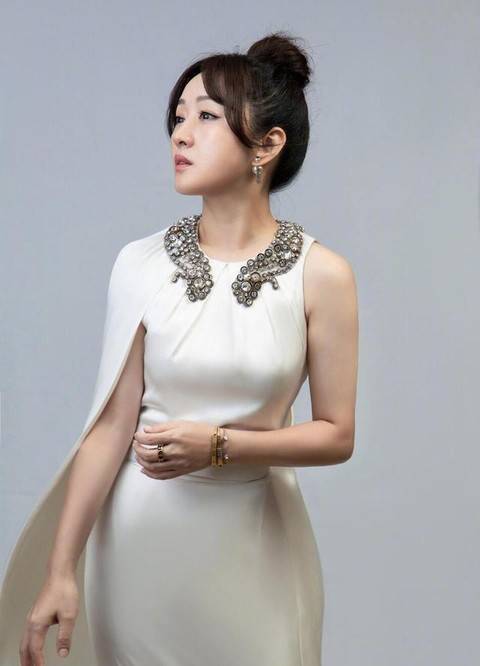 女生|杨钰莹终于“扮嫩”成功，一袭白色礼服温婉可爱，扎丸子头像少女！
