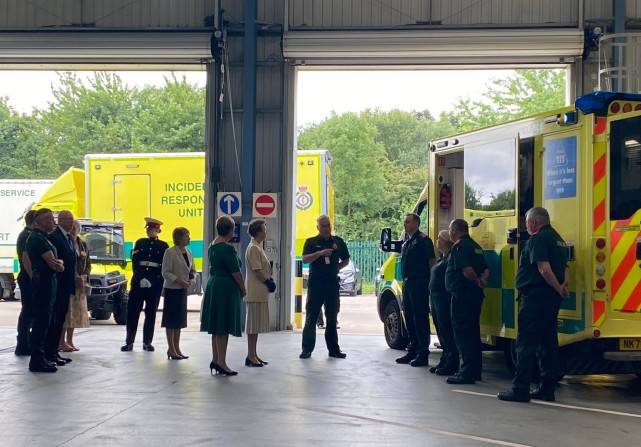 衣袖|英国70岁长公主惊艳亮相!短袖款西装好时髦,皮包骨手臂看得惊心