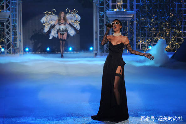 Rihanna|日婆蕾哈娜skr人才，把机车搬上秀场还不过瘾现成“内衣贩子”？
