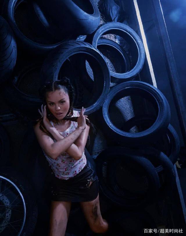 黑色|皮裤紧身衣玩机车风，赛琳娜造型翻车，形象输给海莉但五官似比伯