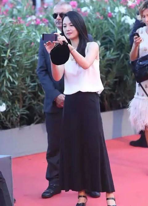 黑色|41岁周韵都美到国外了，穿红色抹胸裙性感又高级，真给国人长脸？