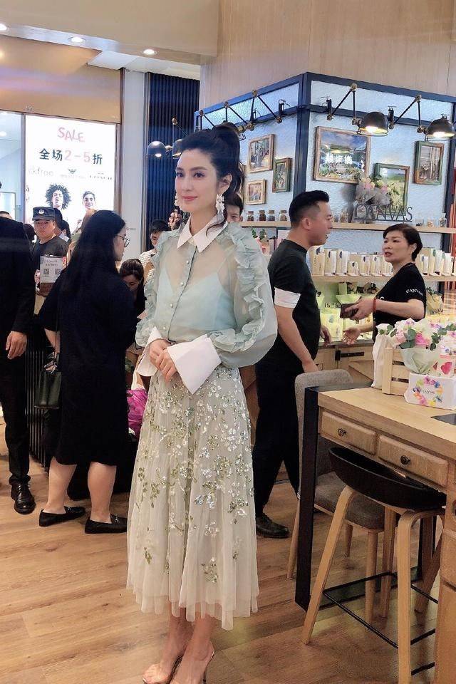 短裙|洪欣穿短裙出镜,美颜后50岁也这么年轻漂亮,但都是假象不真实!