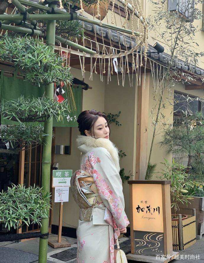 范斯晶|前国脚范志毅网红女儿游日本，穿和服气质婉约，和后妈合影像姐妹