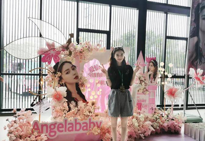 身材|Angelababy拍戏被偷拍，一身白专人撑伞气场大，被吐槽表情太单一