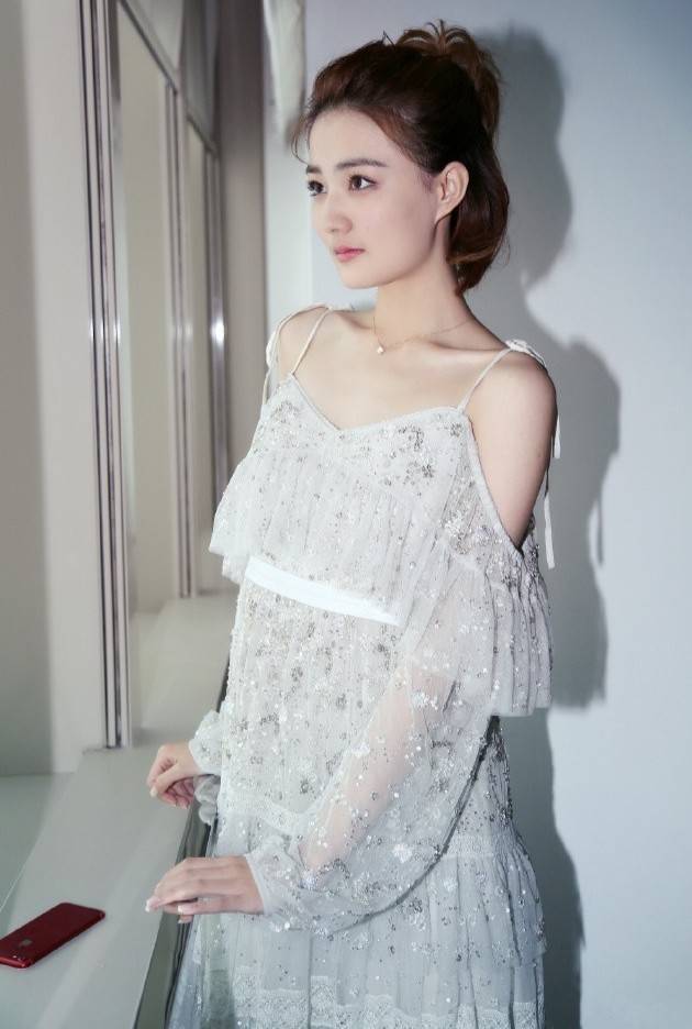 直角|徐璐是怎么做到,把半身裙挂在脖子上的?黑色三叉礼服太惊艳了