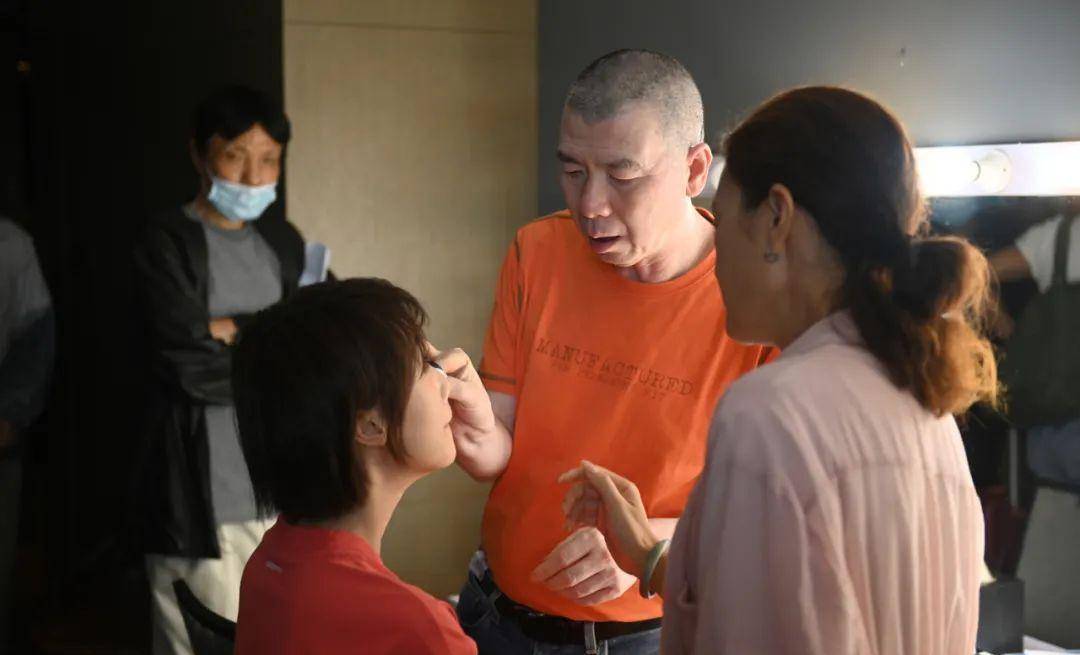 滑铁卢|冯小刚新剧惨遭滑铁卢！老戏骨加盟后，反衬得女主蓝盈莹成败笔