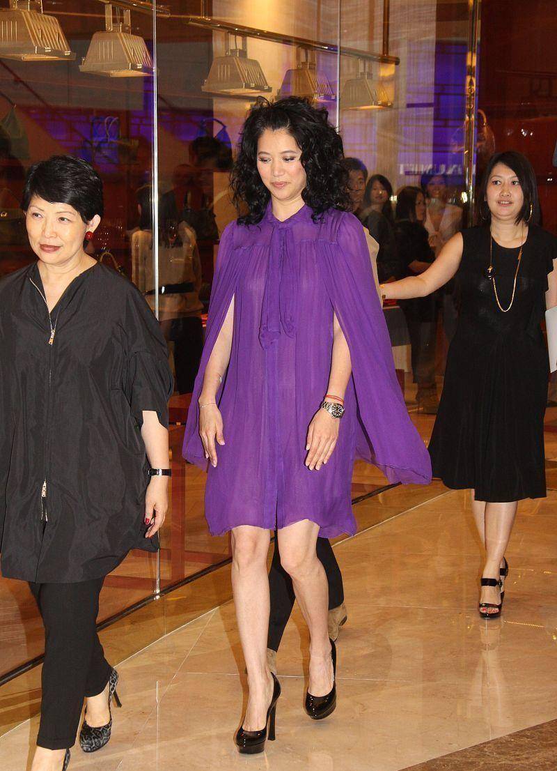 披肩|袁咏仪真是自信过头了，穿着“蝙蝠衣”显老不说，爆炸头还显头大