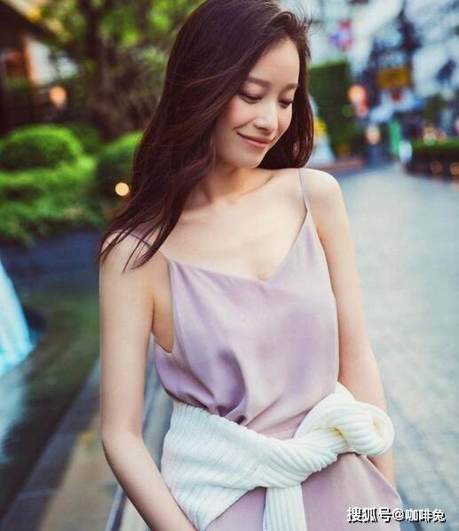 黑色|3套衣服9张照片，倪妮教你如何拍出旅行照，慵懒随性又有感觉