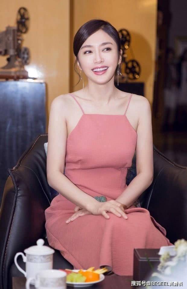 场合|女人过了30岁,不要乱穿衣服,这样穿更优雅大方