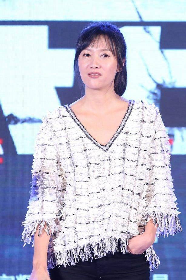 发型|徐静蕾胖出了“阿姨味”，穿V领上衣身材圆润不少，气质依然不错