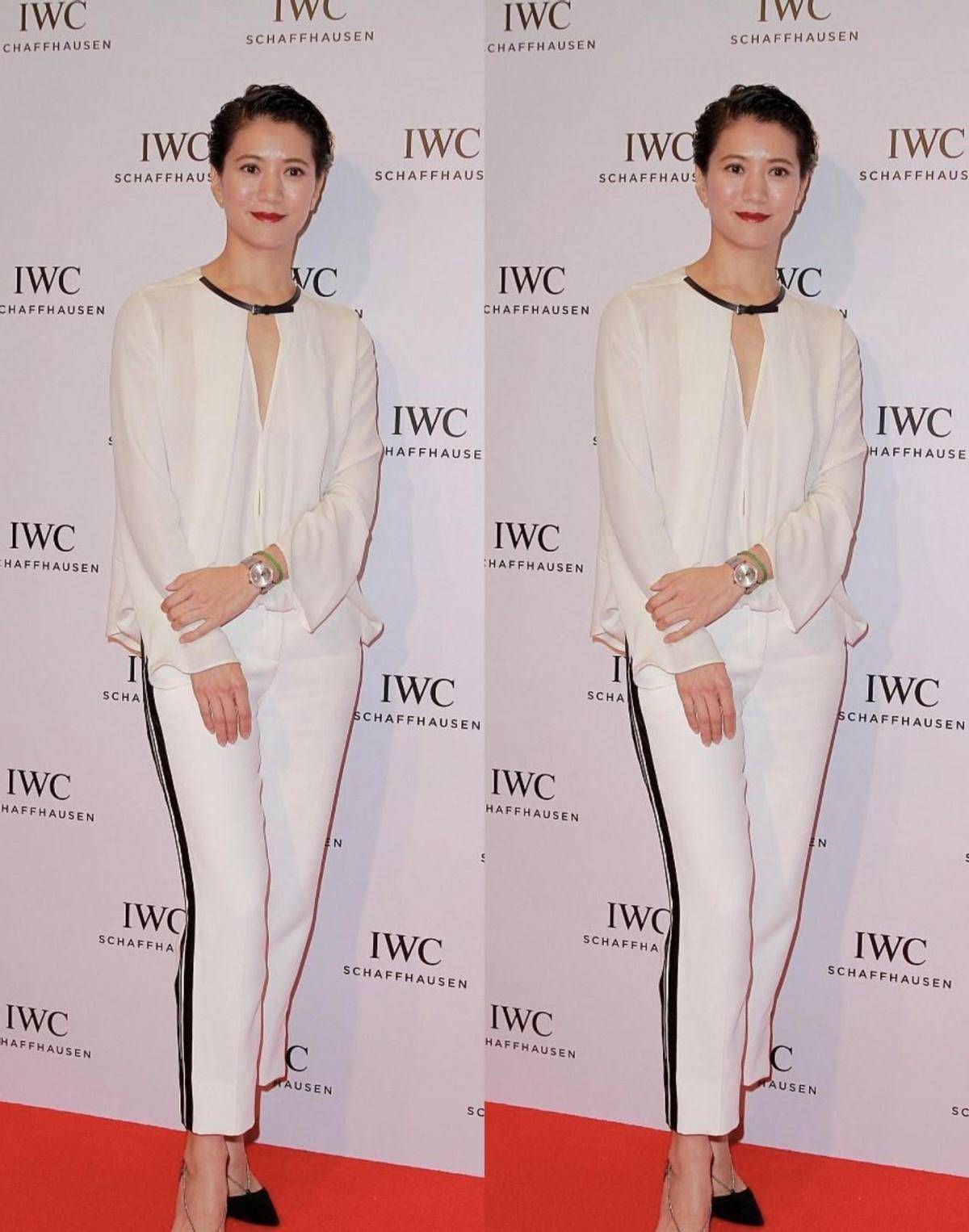 披肩|袁咏仪真是自信过头了，穿着“蝙蝠衣”显老不说，爆炸头还显头大