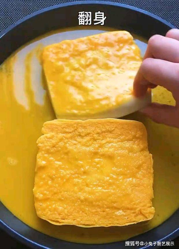 美食|明天早餐吃什么，来试一下这个特色早餐，2块馒头1块火腿1张生菜