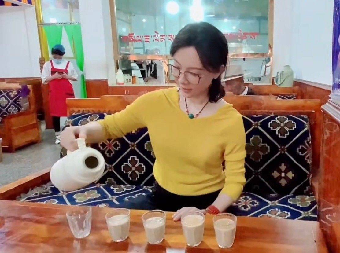 黑色|陈数晒照修了图还有老态，身材明显下垂还有肚腩，这才是真实的！
