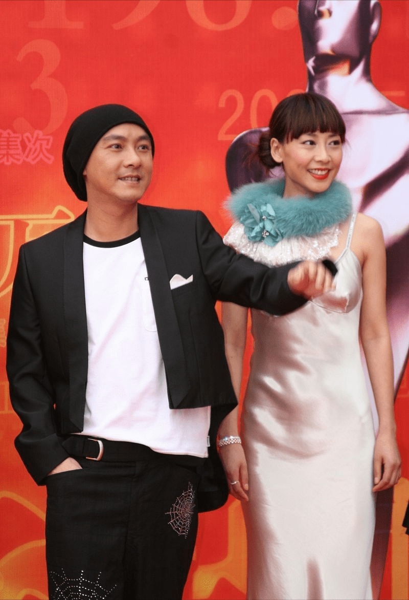 张卫健|张卫健妻子穿衣真是“没正经”，吊带裙偏配毛领，混搭还挺有个性