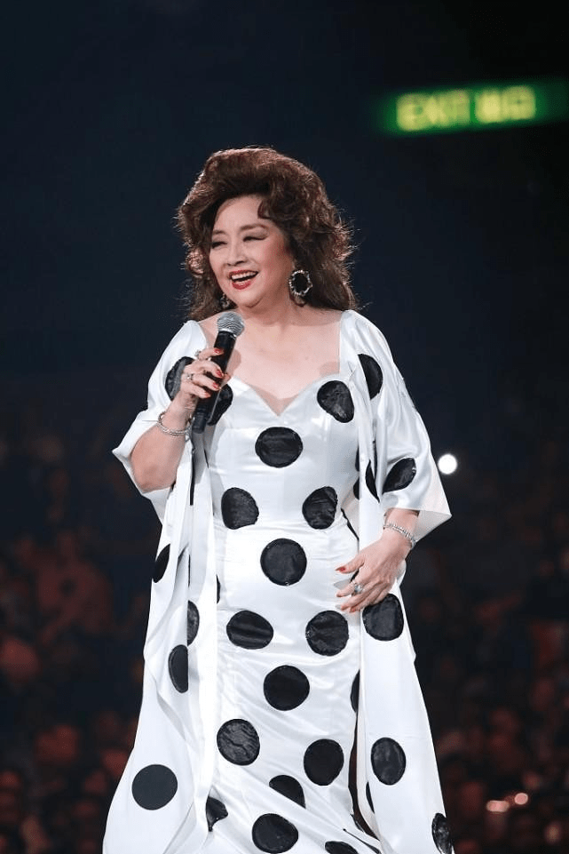 颜色|当汪明荃同框徐小凤，终于明白女人上了年纪，为什么喜欢穿花衣服
