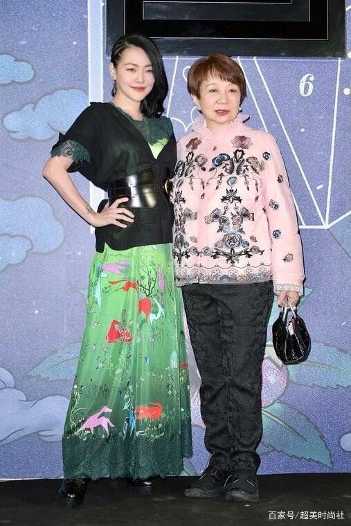 黑色|小S带婆婆看秀晒合照，衣服红配绿造型翻车，身材还被五五分