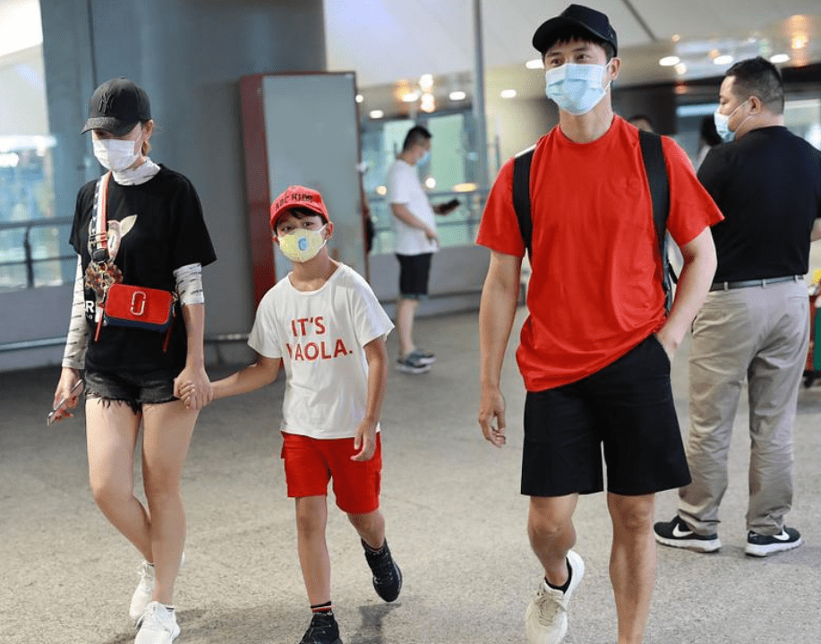 卡通|叶一茜哪像36岁俩娃妈？卡通T配热裤活力满满，与儿子同行似姐弟