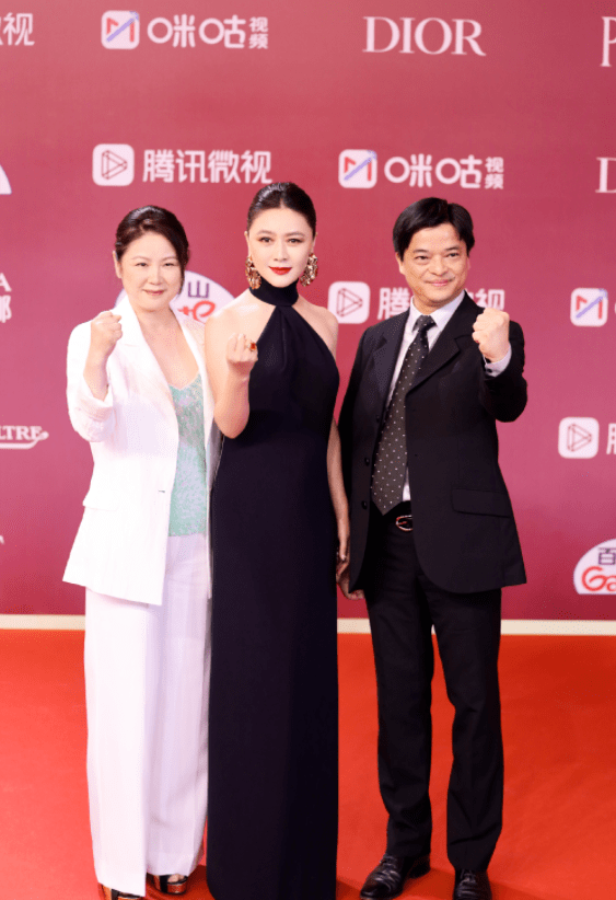 耳环|田海蓉气质绝了！五官立体，身材凹凸有致，穿黑色连衣裙高贵优雅