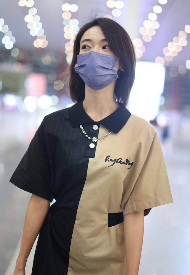 中年人|吴谨言一身“阴阳衫”走机场，弄着中年人的发型，但却一点不显老