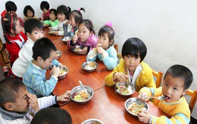 家长|幼儿老师晨检发现孩子兜内异物，取出看到后心慌，园长：已劝退