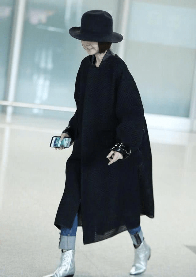 廓形|鲁豫那么瘦还穿一身黑，连体裤显得空荡荡，配新发色倒洋气不少