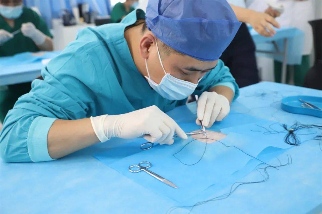 缝合第一部分为打结器上完成一分钟方结打结,由外科教研室教学秘书