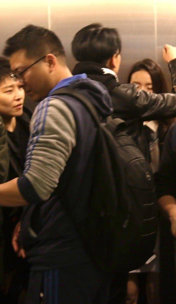 服装|董洁真是太好看了，都当妈了还有一张清纯脸，身材骨感太清瘦