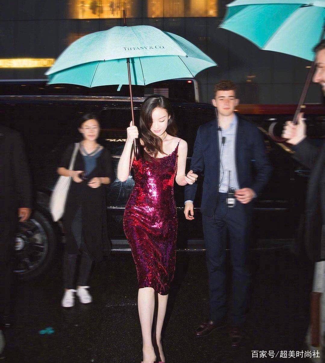杨幂|下雨天也美成画中仙！杨幂雨中演绎妖艳鬼魅，倪妮撑伞高级优雅！