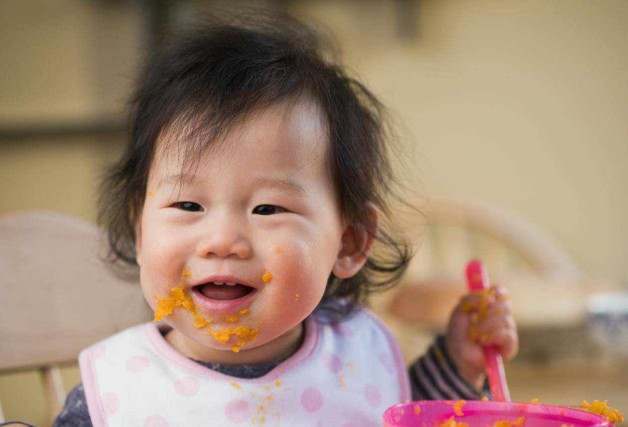 独立|孩子在入园前,家长要重点培养娃“独立吃饭”,别等入园后才着急