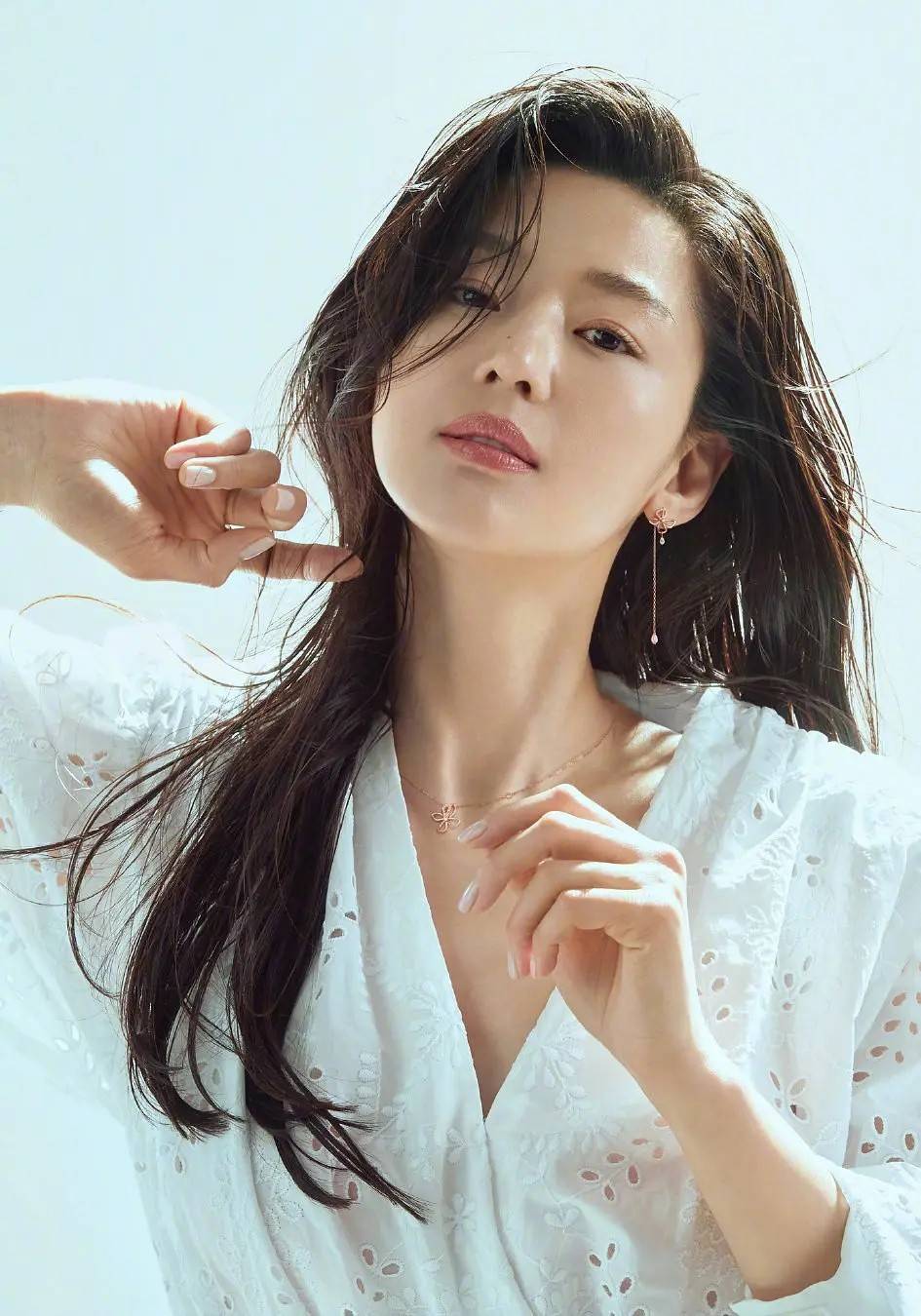 原创39岁全智贤气场太强脚踩恨天高秀锁骨网友下巴一抬谁都不爱