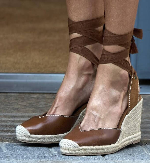 坡跟鞋子穿着往前老顶脚怎么办 594087f073d648d2a1ce24f5491422e0.jpeg