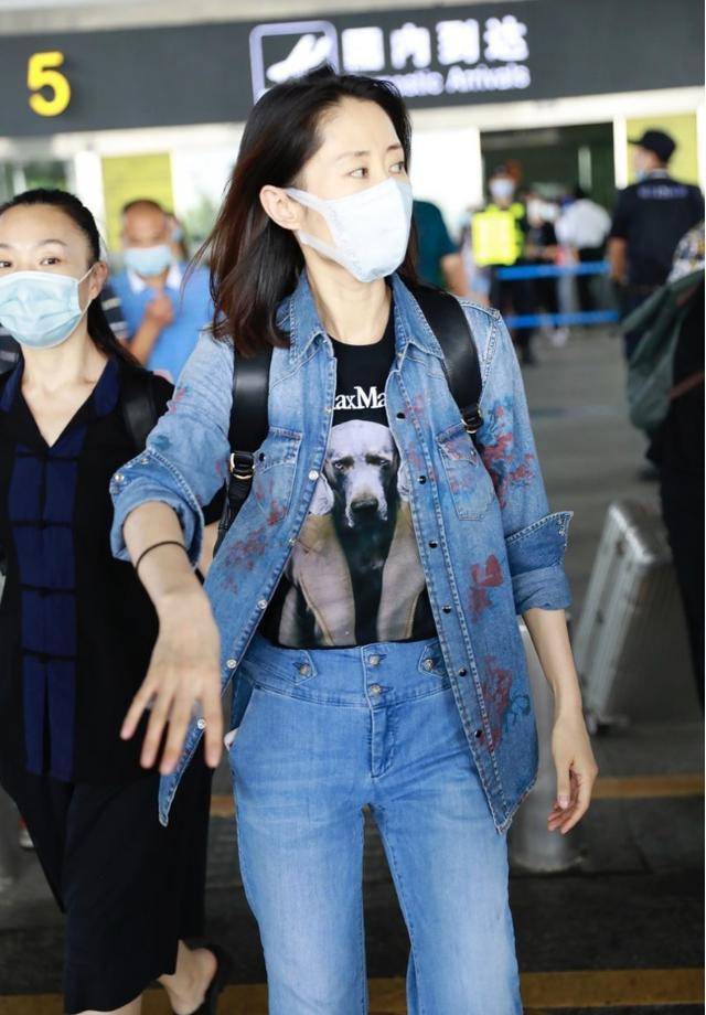 整体|刘敏涛穿衣自带“飒气”，牛仔服上添涂鸦，造型时髦一点没老态