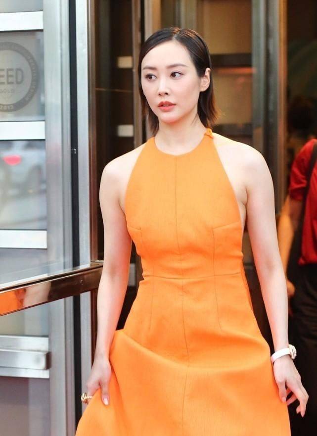 设计|李纯的斜方肌看着有点明显，穿挂脖裙略显壮，好在气质能hold住