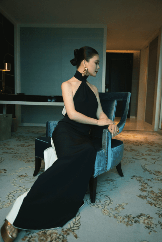 耳环|田海蓉气质绝了！五官立体，身材凹凸有致，穿黑色连衣裙高贵优雅