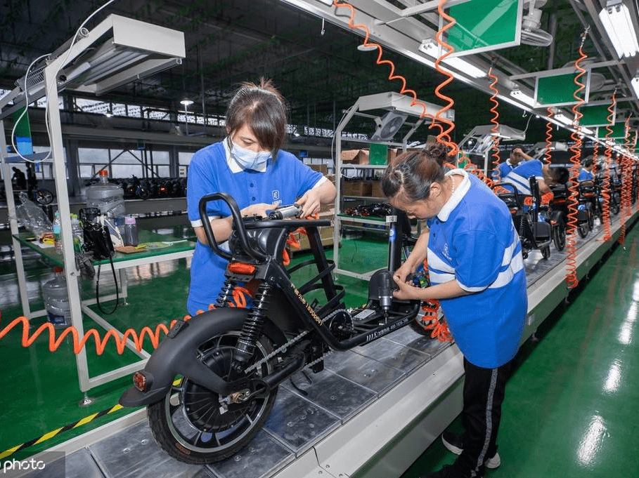 1/ 12 工作人员在山西小彬车业有限公司组装共享电动自行车.