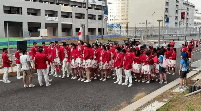 服装|国家队开幕式入场彩排曝光!朱婷穿红白印花裙女神范十足,超喜庆