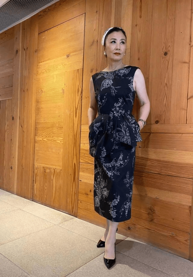 颜色|当汪明荃同框徐小凤，终于明白女人上了年纪，为什么喜欢穿花衣服