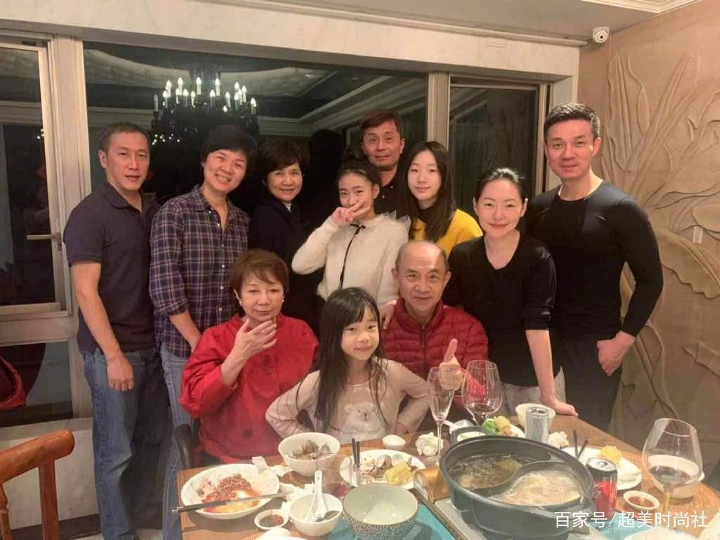 黑色|小S带婆婆看秀晒合照，衣服红配绿造型翻车，身材还被五五分