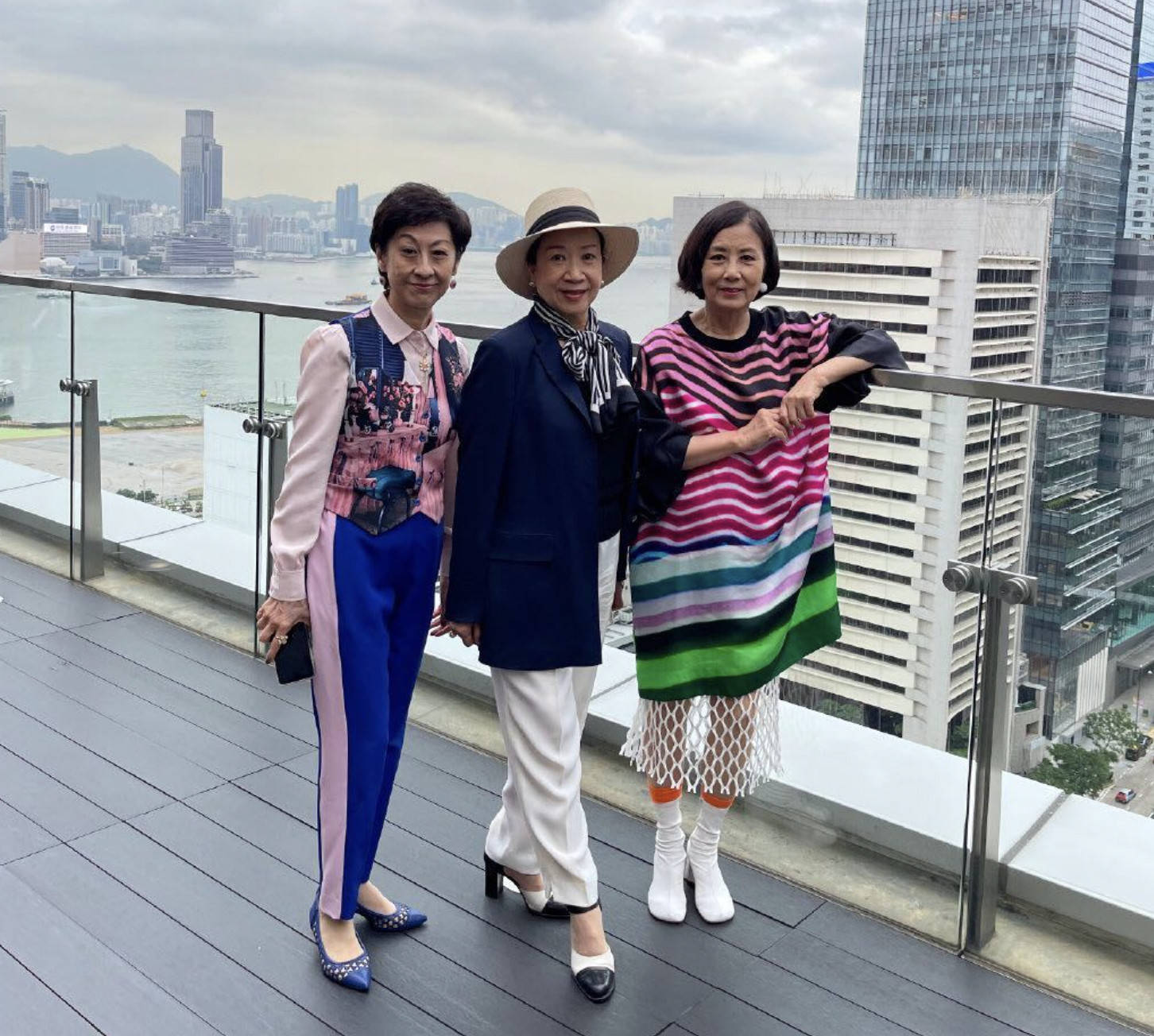 颜色|当汪明荃同框徐小凤，终于明白女人上了年纪，为什么喜欢穿花衣服