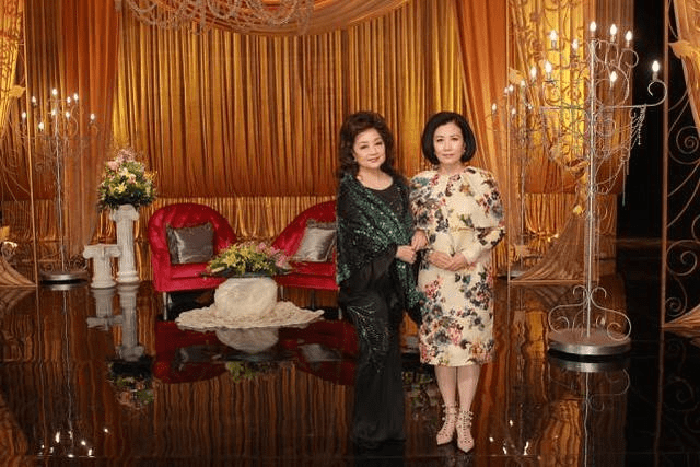 颜色|当汪明荃同框徐小凤，终于明白女人上了年纪，为什么喜欢穿花衣服