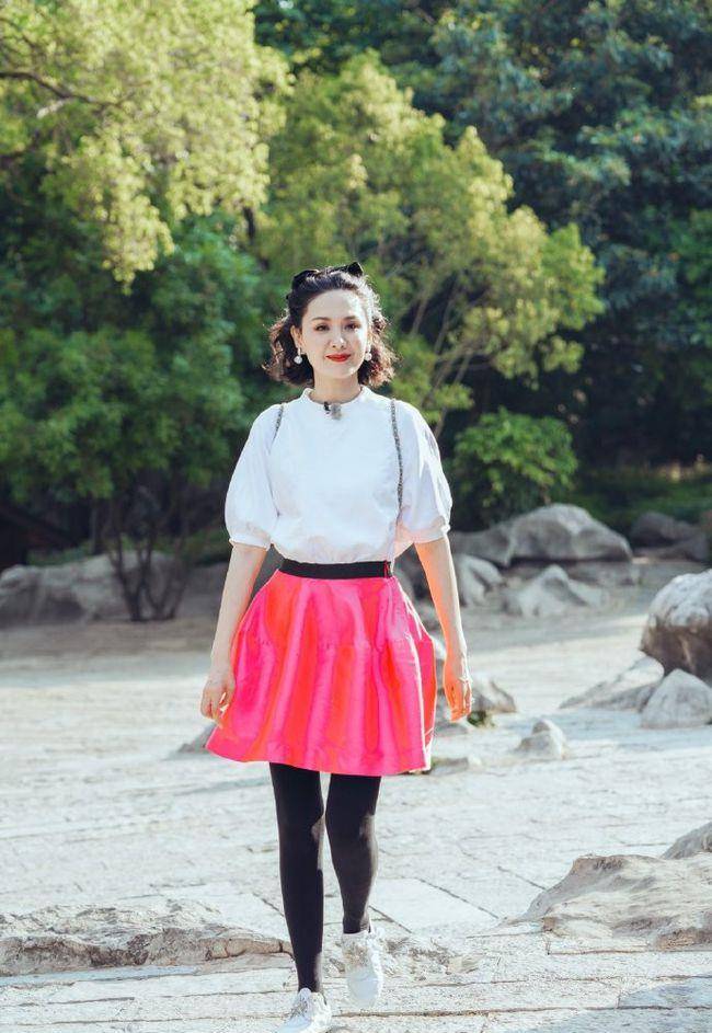 程莉莎穿超短裙配健身裤保守的秀美腿时尚气质别具一格